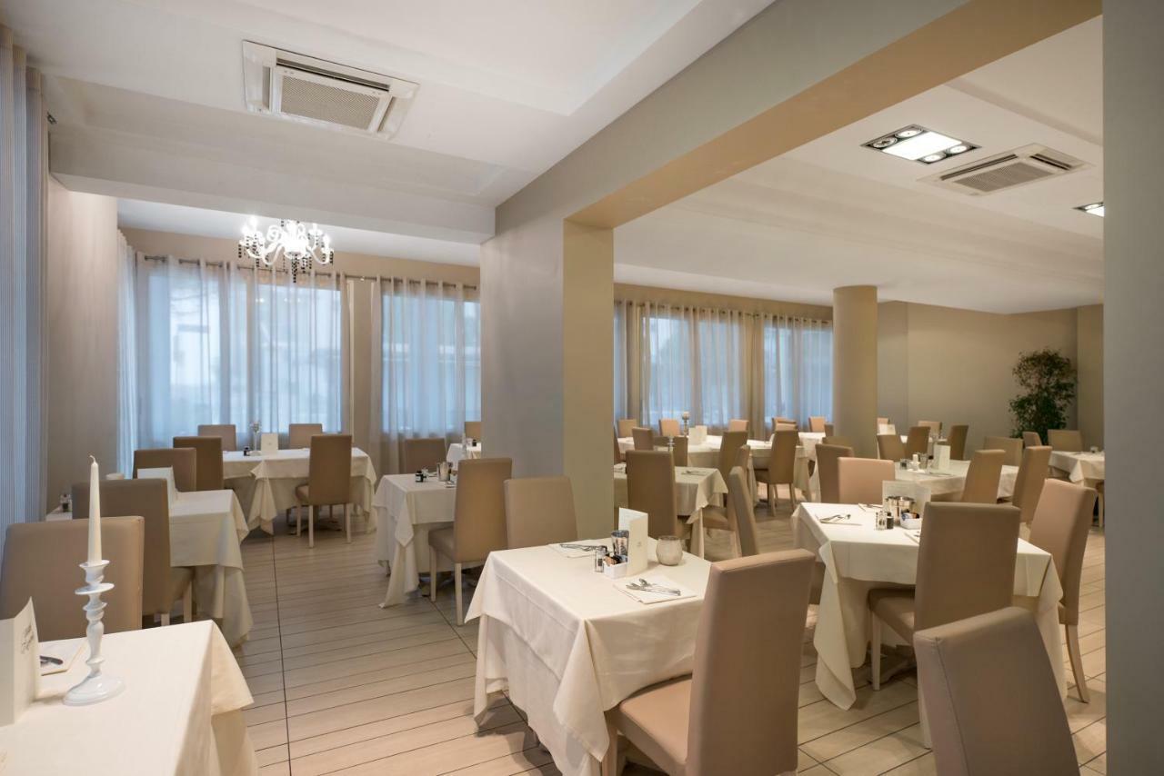 Hotel Fiamma & Spa Чезенатико Экстерьер фото